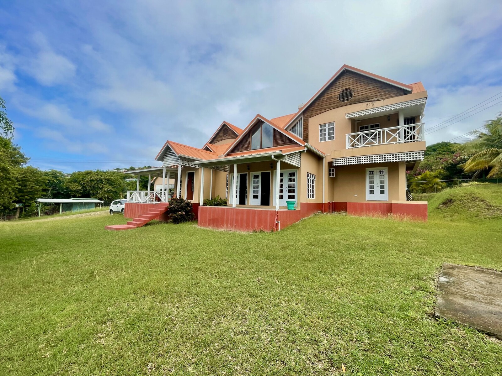 Beautiful modern house for sale in Beausejour, St Lucia with large garden and lawn 