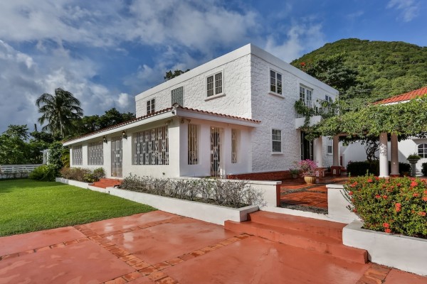 7 Apartments with Pool and View for Sale in St Lucia - Luxury Waterfront Apartments On St Lucia Beach