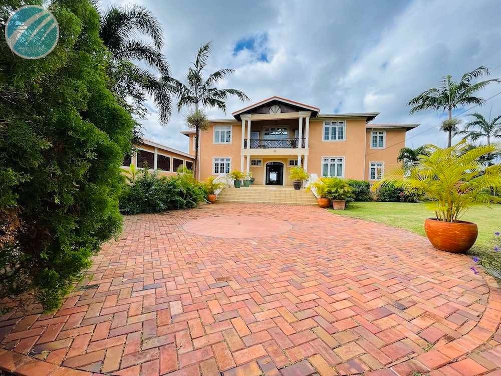Villa Florentina: house for sale in St Lucia with apartments and a view close to the beach and the city